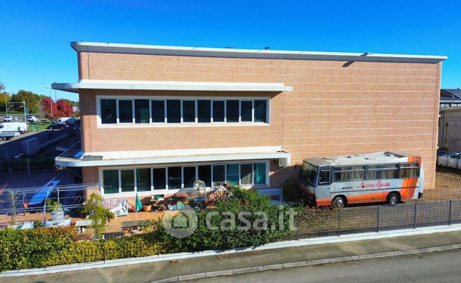 Capannone in commerciale in 