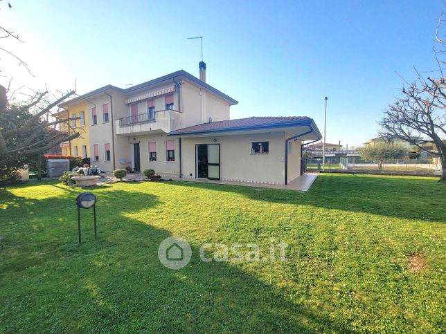 Casa bi/trifamiliare in residenziale in Vicolo Montello