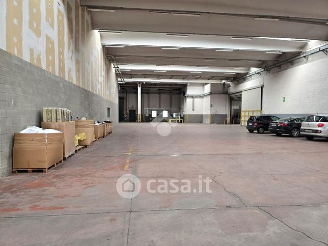 Capannone in commerciale in Via Pescarito 105