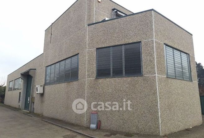 Capannone in commerciale in Via del Lavoro 26 A