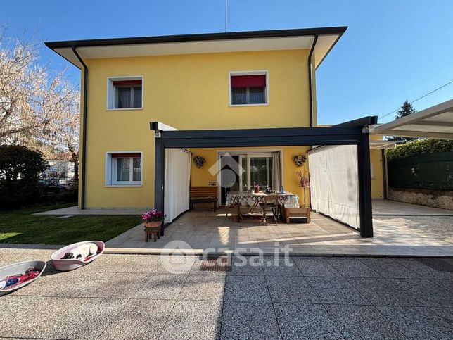 Casa indipendente in residenziale in Viale Veneto 52