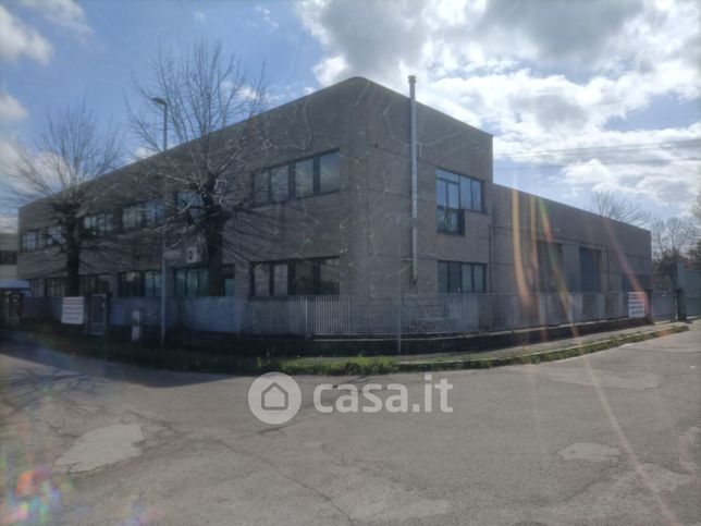 Capannone in commerciale in Via Decorati al Valor Militare 2
