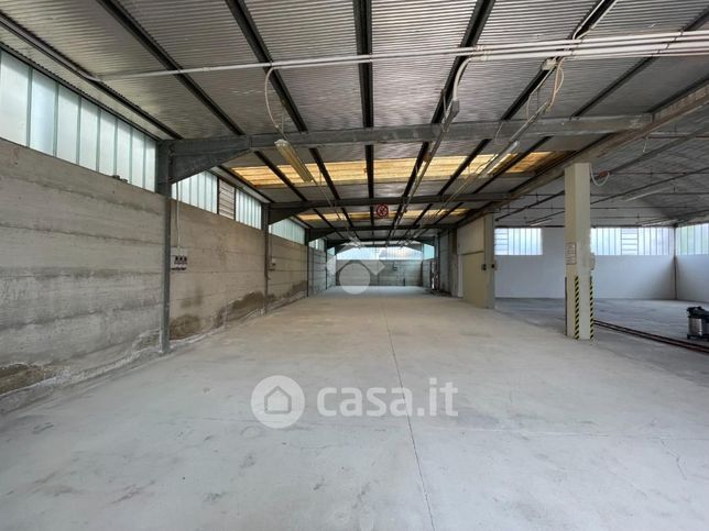 Capannone in commerciale in Via Croceron 140