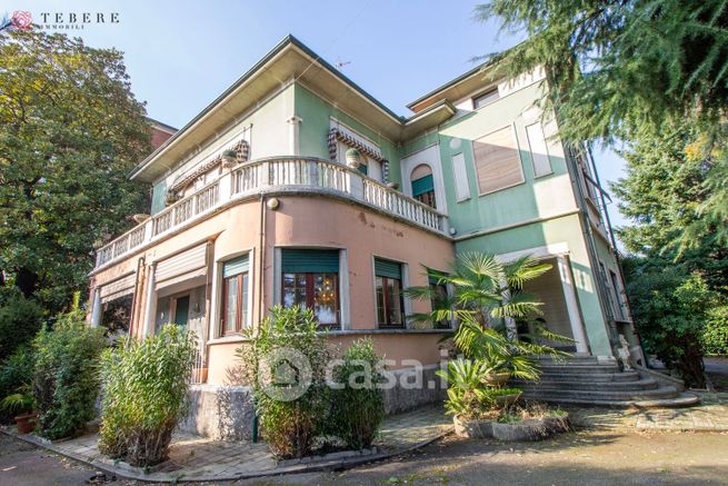 Villa in residenziale in Corso Leonardo da Vinci 14