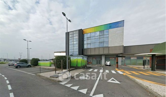 Capannone in commerciale in Viale Adua