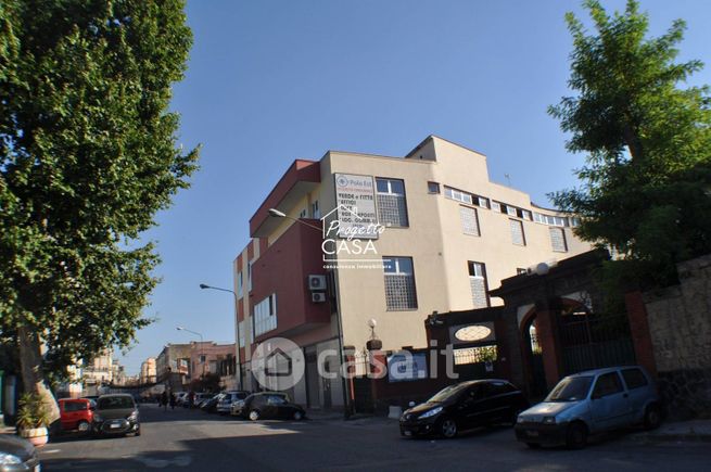 Ufficio in commerciale in Via Ferrante Imparato 182