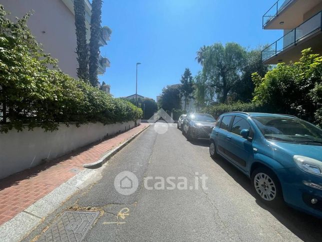 Box/posto auto in residenziale in Via Ginestre 25