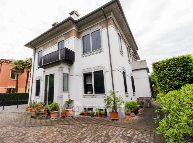 Casa indipendente in residenziale in 