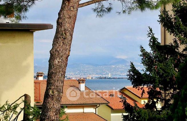 Casa bi/trifamiliare in residenziale in 