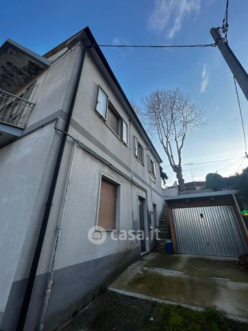 Casa bi/trifamiliare in residenziale in 