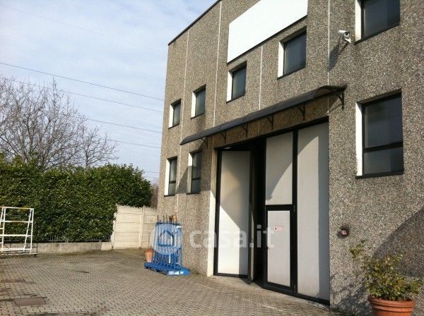 Capannone in commerciale in Strada Statale del Lago di Como e dello Spluga