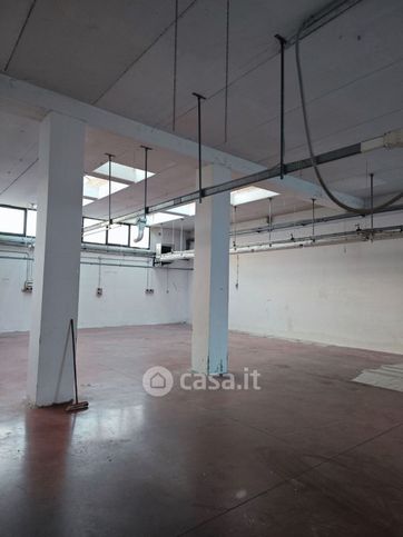 Capannone in commerciale in 