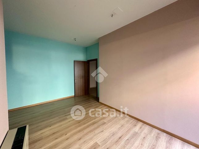 Ufficio in commerciale in Via San Pio X 34