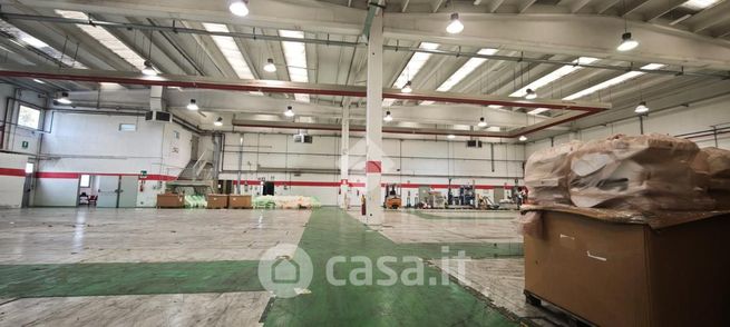 Capannone in commerciale in Via Ettore Bugatti 11