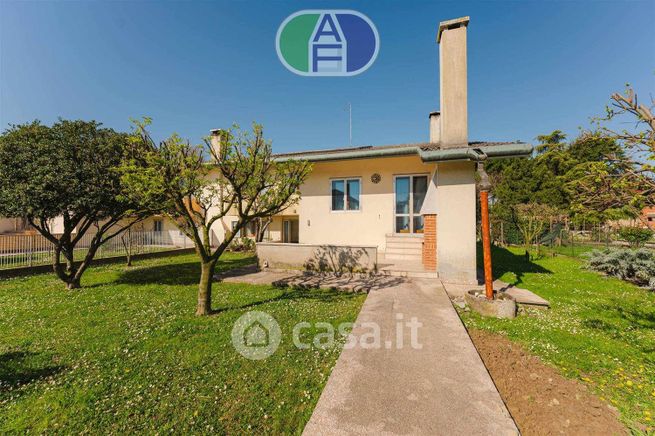 Casa bi/trifamiliare in residenziale in Via Friuli 1