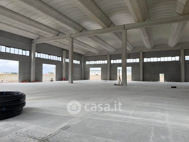Capannone in commerciale in 