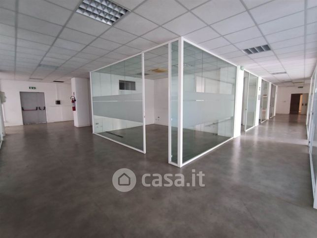 Ufficio in commerciale in 