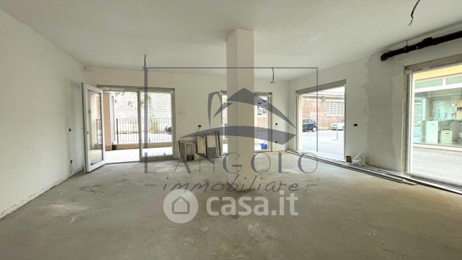 Negozio/locale commerciale in commerciale in Via Gallarate 4