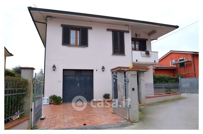 Casa indipendente in residenziale in 