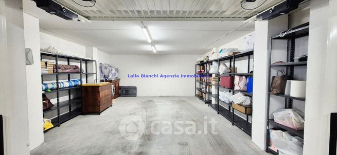 Box/posto auto in residenziale in Via Ugo Foscolo