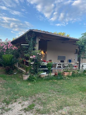 Casa indipendente in residenziale in Via Appia