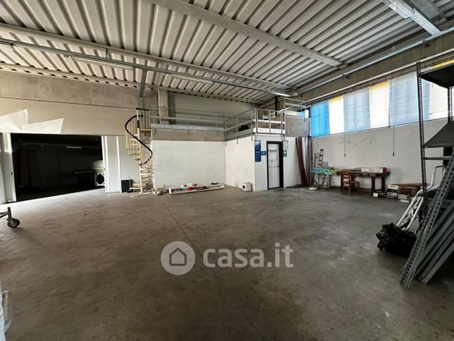 Capannone in commerciale in