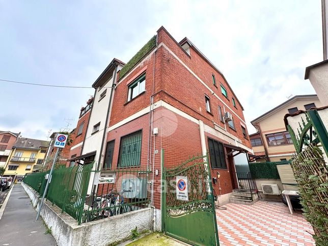 Appartamento in residenziale in Via Ugo Foscolo 34