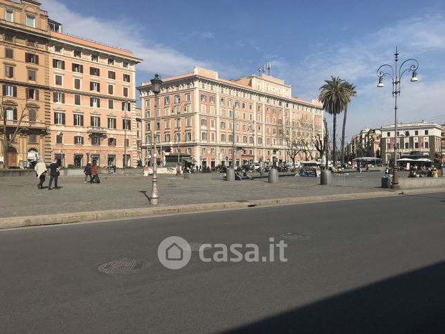 Attività/licenza (con o senza mura) in commerciale in Via Crescenzio