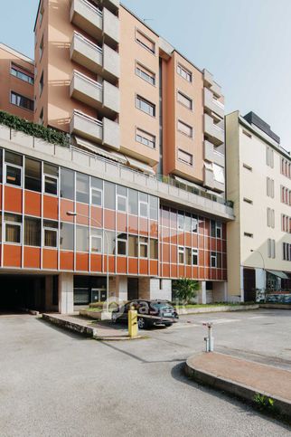 Ufficio in commerciale in Via Corfù