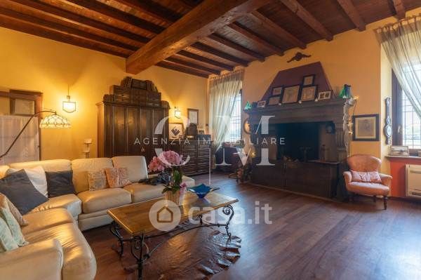 Casa indipendente in residenziale in 