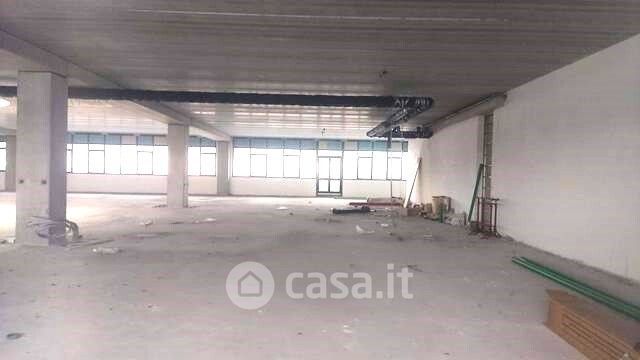 Capannone in commerciale in Via Luigi Einaudi