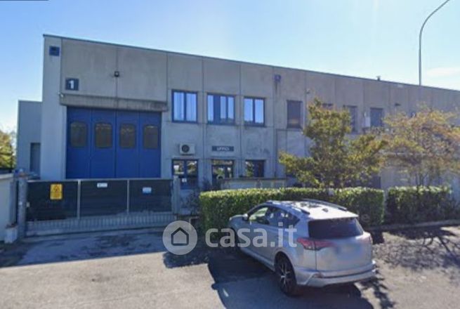 Capannone in commerciale in Via Dottor Bortolo Pollini 13