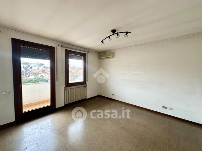 Ufficio in commerciale in Via Pietro Damini 43