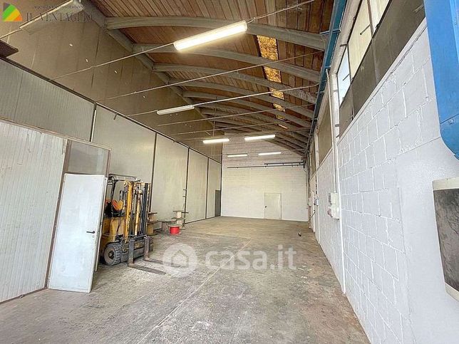 Capannone in commerciale in 