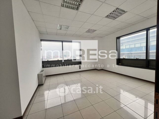Ufficio in commerciale in Via Milano