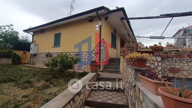 Casa bi/trifamiliare in residenziale in Via l'Aquila 67