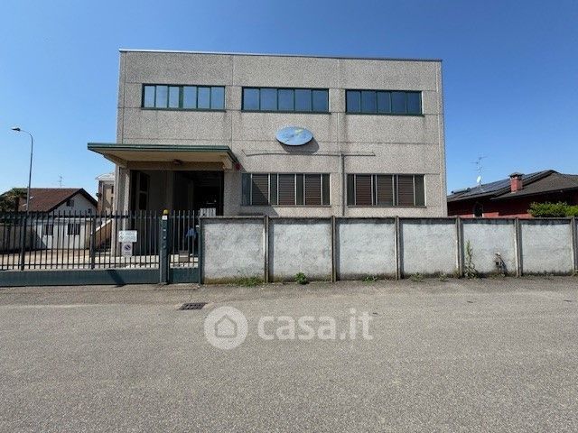 Capannone in commerciale in