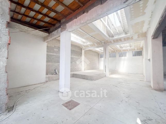 Capannone in commerciale in Via Donatello 12