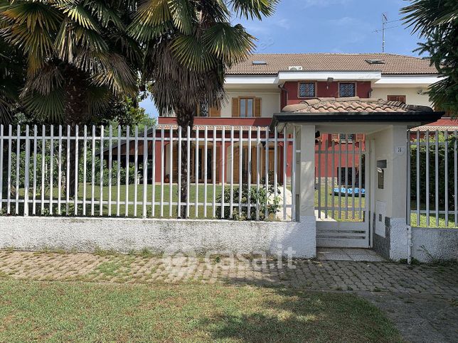 Casa bi/trifamiliare in residenziale in Via Val Seriana 26