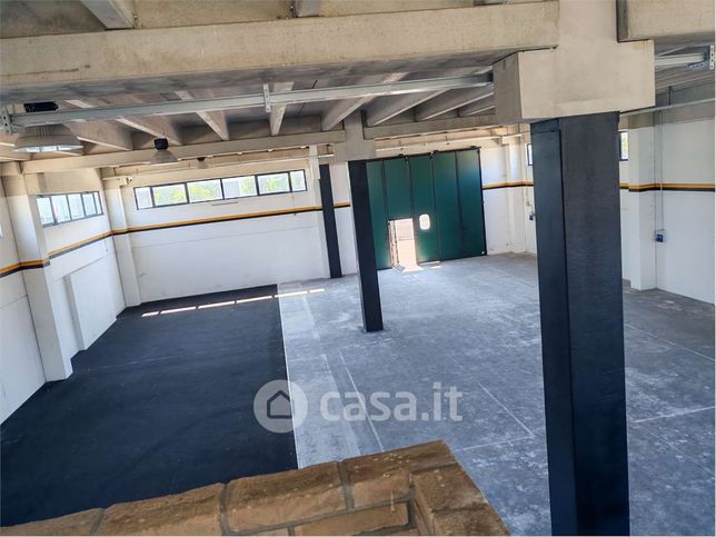 Capannone in commerciale in 