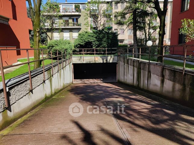 Box/posto auto in residenziale in Via NiccolÃ² Tommaseo 4