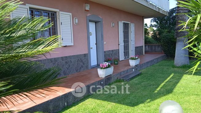 Casa indipendente in residenziale in Via Mandre di Bonforte 28