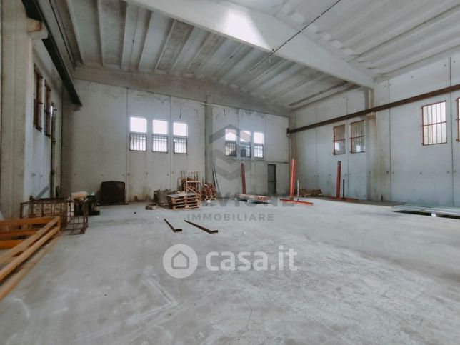 Capannone in commerciale in Via Dodici Angeli