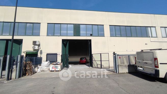 Capannone in commerciale in Via A. de Francisco 130