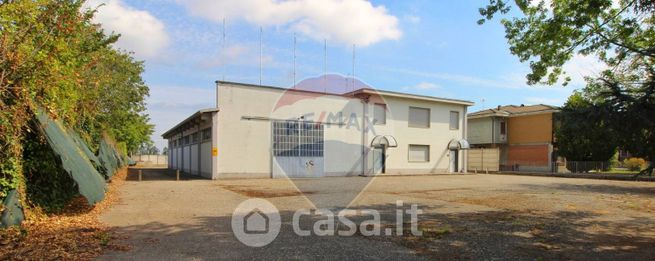 Capannone in commerciale in