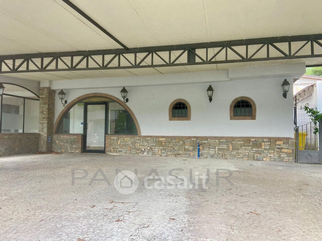 Negozio/locale commerciale in commerciale in Via dei Pescatori 7