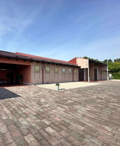 Capannone in commerciale in 