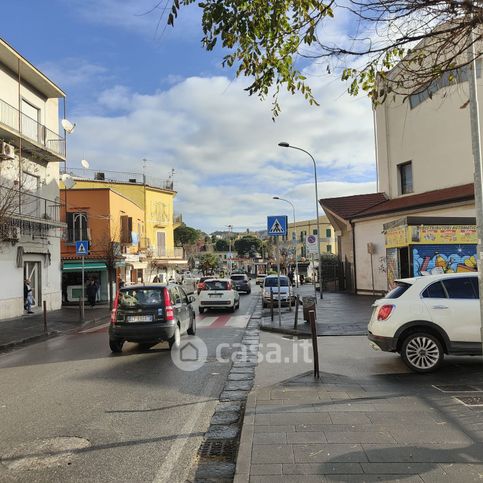 Attivitã /licenza (con o senza mura) in commerciale in Via Miliscola 286