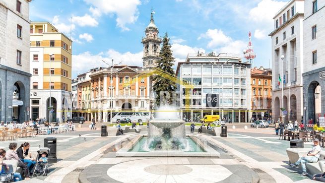Negozio/locale commerciale in commerciale in Piazza Monte Grappa 6
