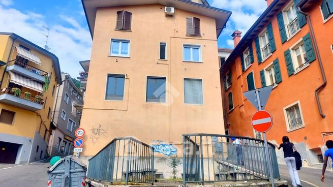Capannone in commerciale in Via Ripida 6